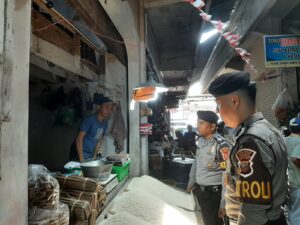 Dokumentasi Polisi Cegah Kecurahan Penimbunan Bahan Pokok
