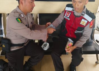 “Demi Menjaga Kesehatan” Personel Kasatgas Banops Ketupat LK 2024 Polres Rohil Gelar Cek Tensi dan Beri Vitamin Tahun 2024