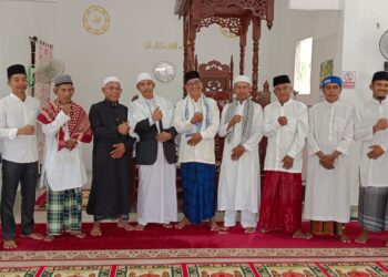 PJ Penghulu Seirusa Saat Melaksanakan ” Sholat Idul Adha 1445 H Tahun 2024 M Di Mesjid Desa Kecamatan