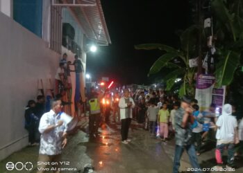 Warga Desa Dawuan adakan pawai obor dalam rangka menyambut tahun baru Islam 1 Muharam 1446 Hijriyah