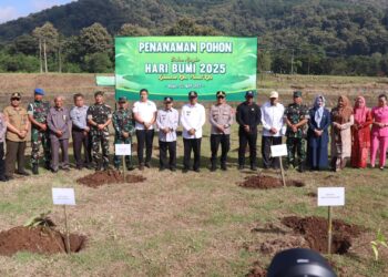 Polisi dan BBWS Citanduy Gelar Aksi Penanaman Pohon Bersama Forkopimda dalam Rangka Memperingati Hari Bumi