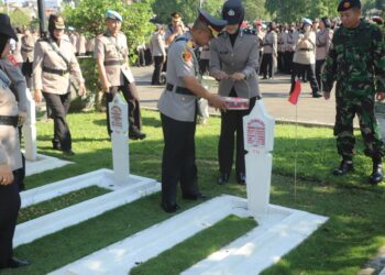 Polwan Polda Jabar Gelar Ziarah dan Tabur Bunga di TMP Cikutra Bandung, Peringati HUT ke-77